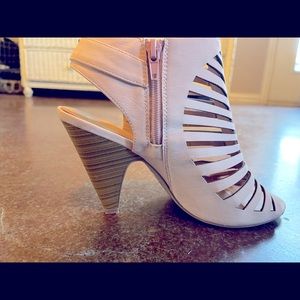 Sexy heels, pale pink strapped anklet with side zipper